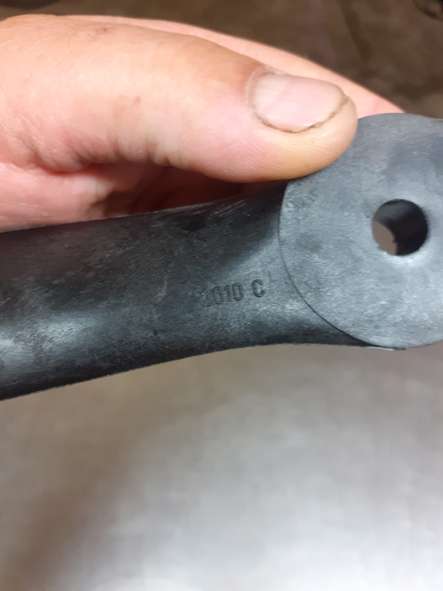 Gros plan sur le marquage 20×10 C moulé dans l’hélice.