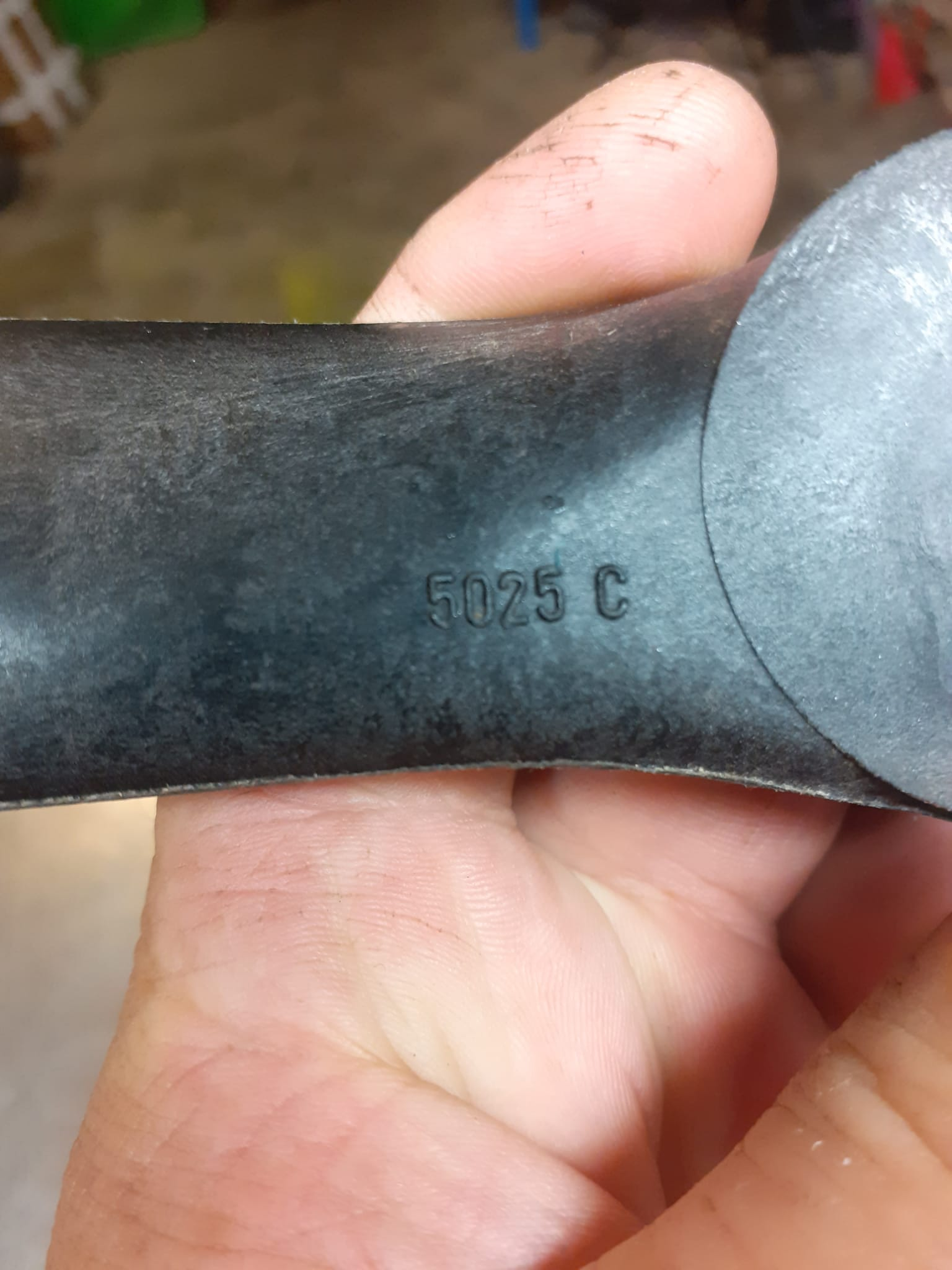 Gros plan sur le marquage 50×25 C moulé dans l’hélice.