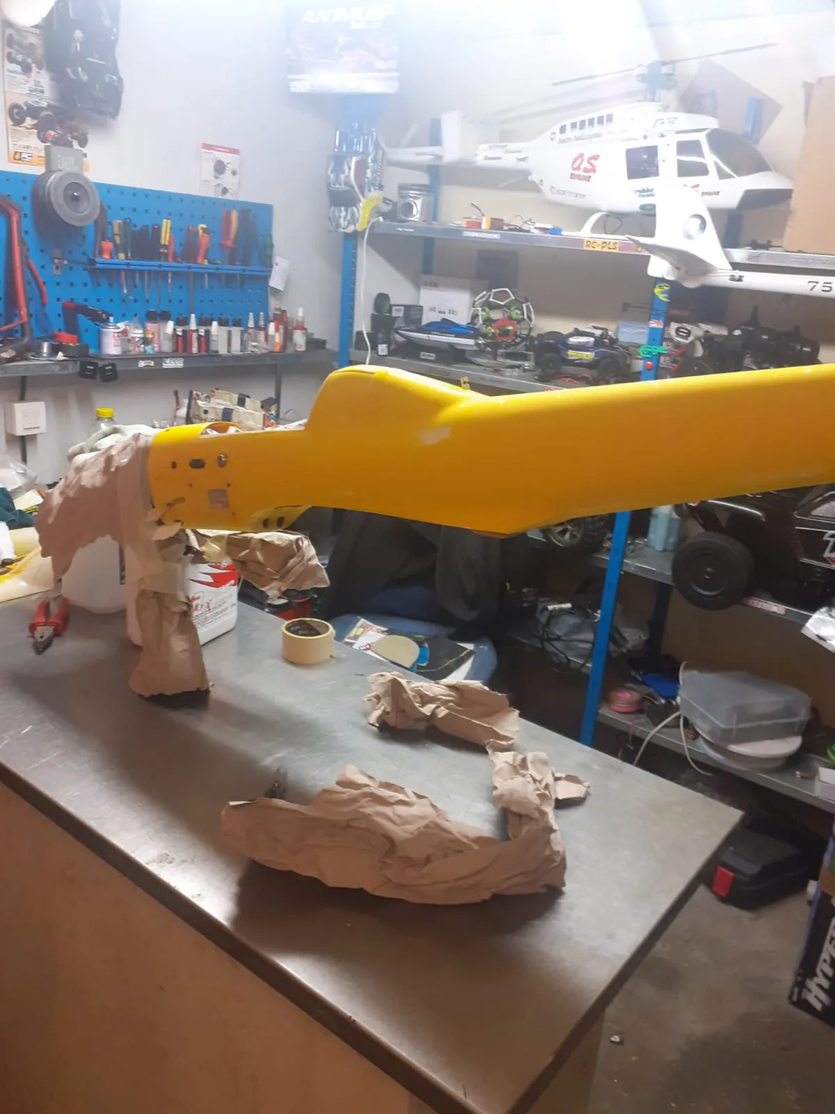 Fuselage jaune du Bison en atelier pendant les travaux de préparation.