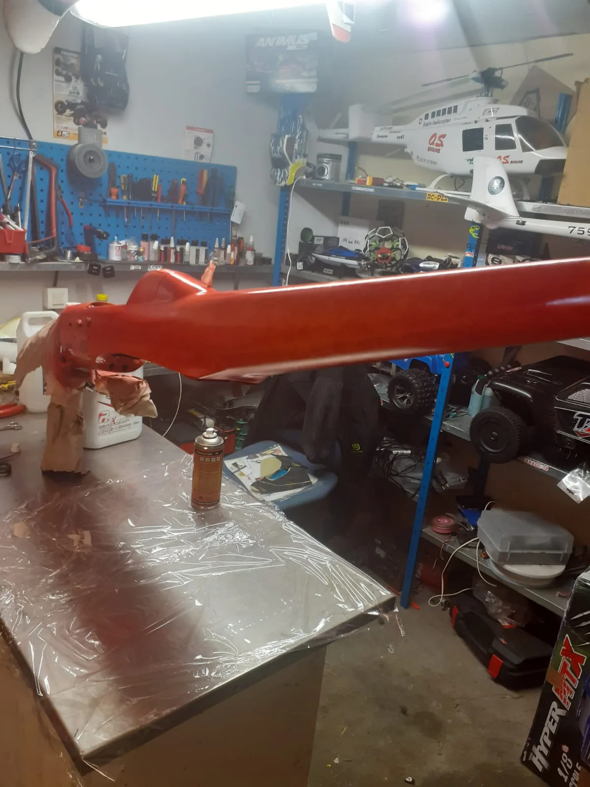 Fuselage du Bison repeint en rouge dans l’atelier, protégé au niveau du nez.