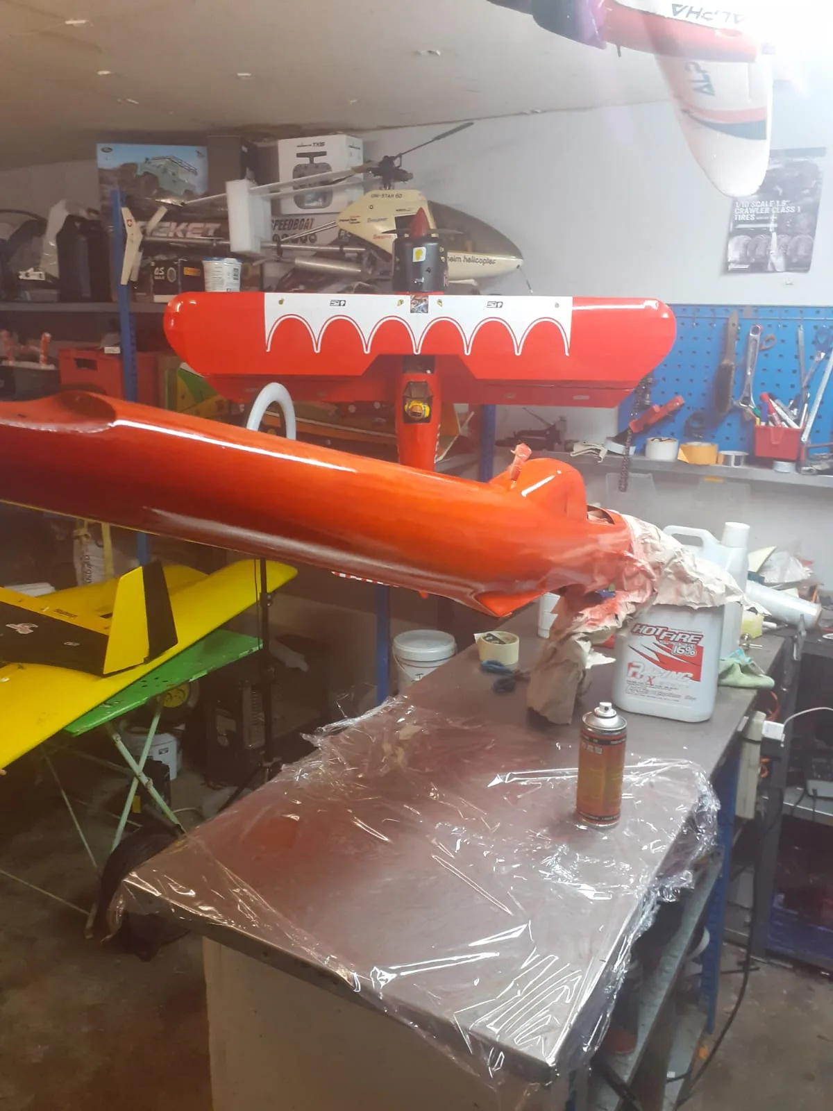 Fuselage rouge du Bison après peinture, posé au-dessus d’une table protégée.