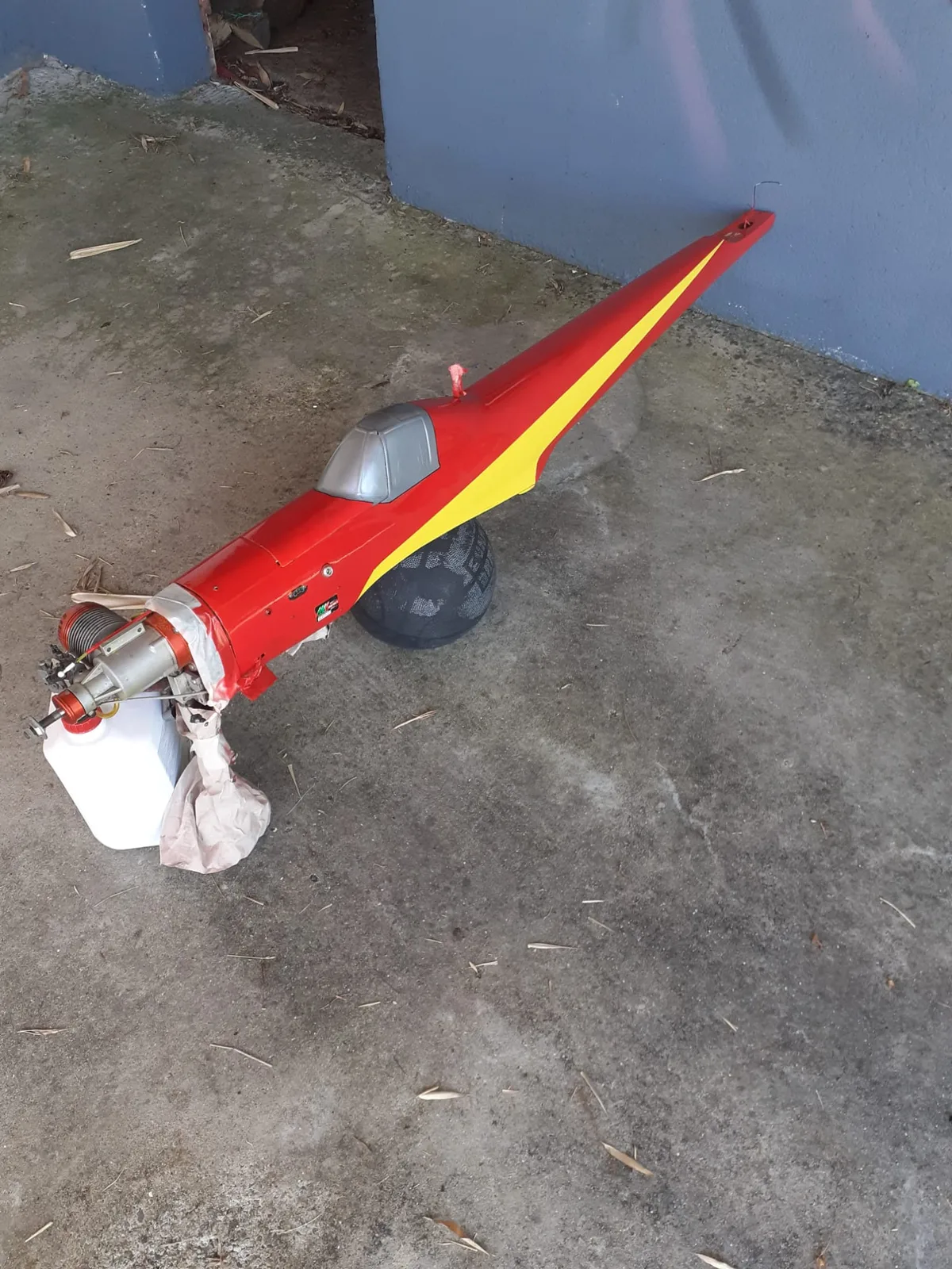 Fuselage rouge et jaune du Bison posé au sol avant remontage complet.