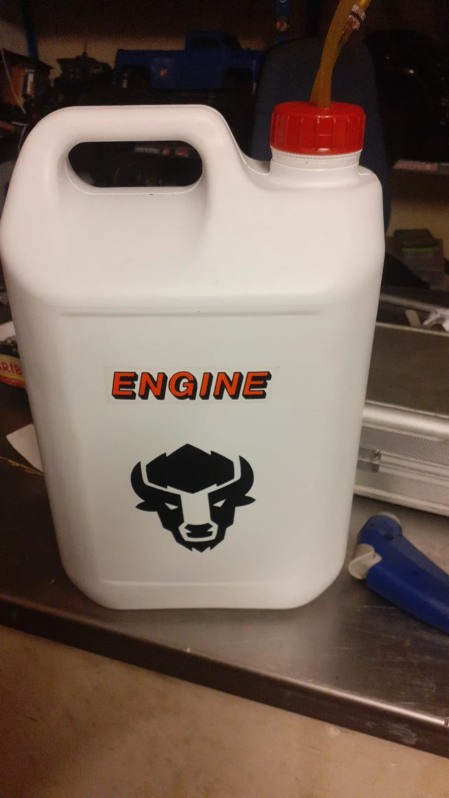 Bidon blanc marqué ENGINE avec un logo de bison noir.