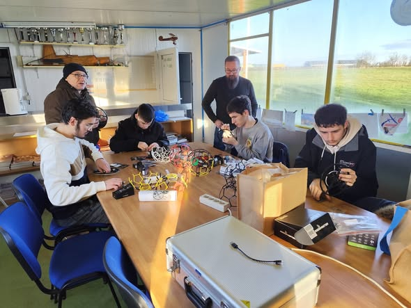 Atelier d'assemblage de drones Drone Soccer autour d'une table