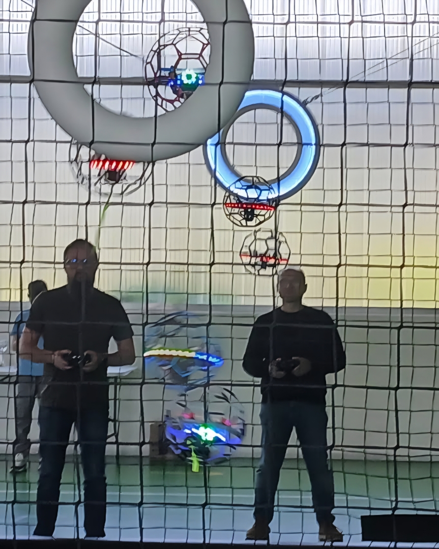Drones en vol devant les anneaux lumineux dans l'arène