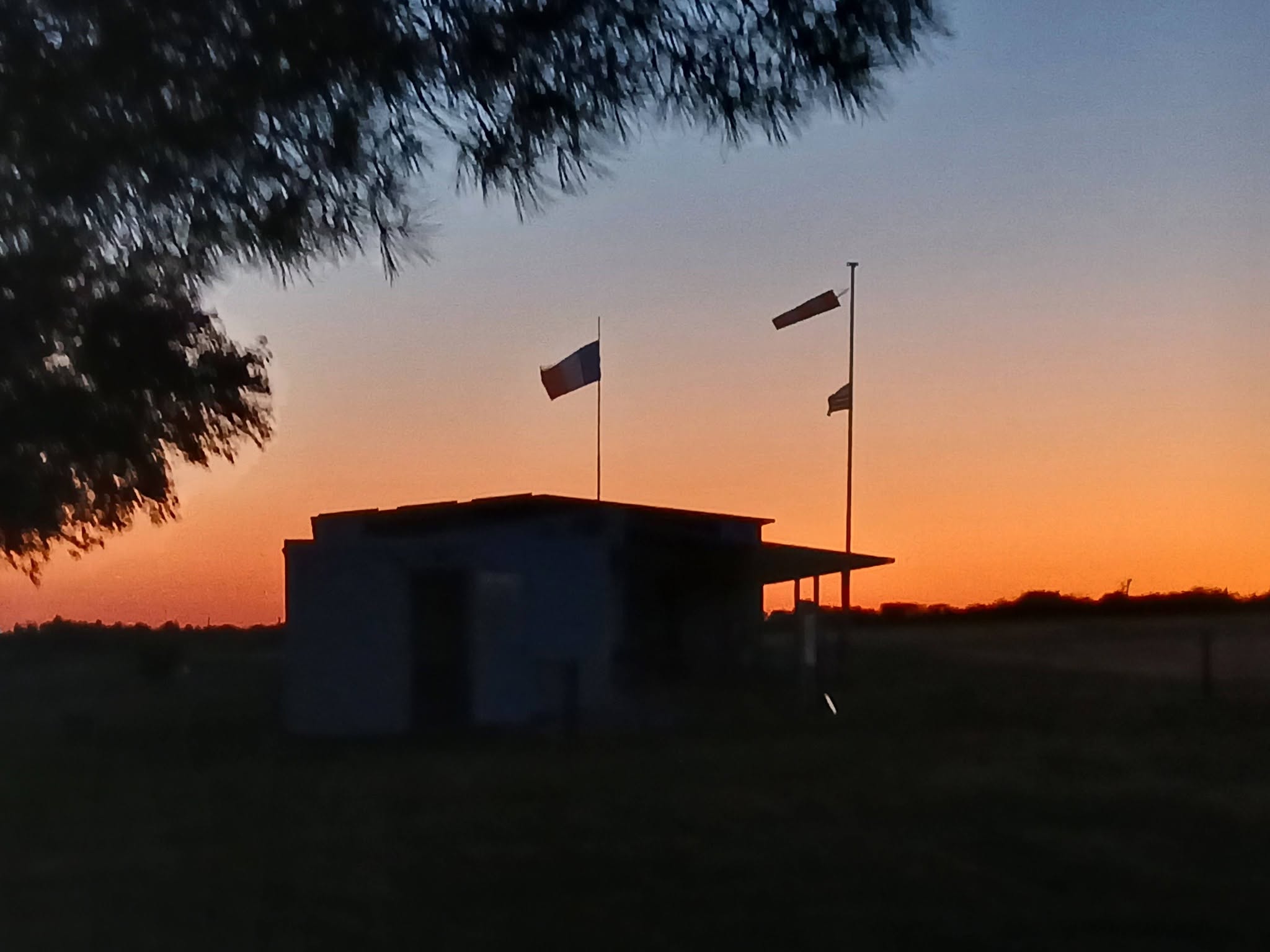 Coucher de soleil sur le terrain